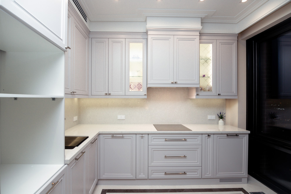 Нежно-серая кухня в неоклассическом стиле