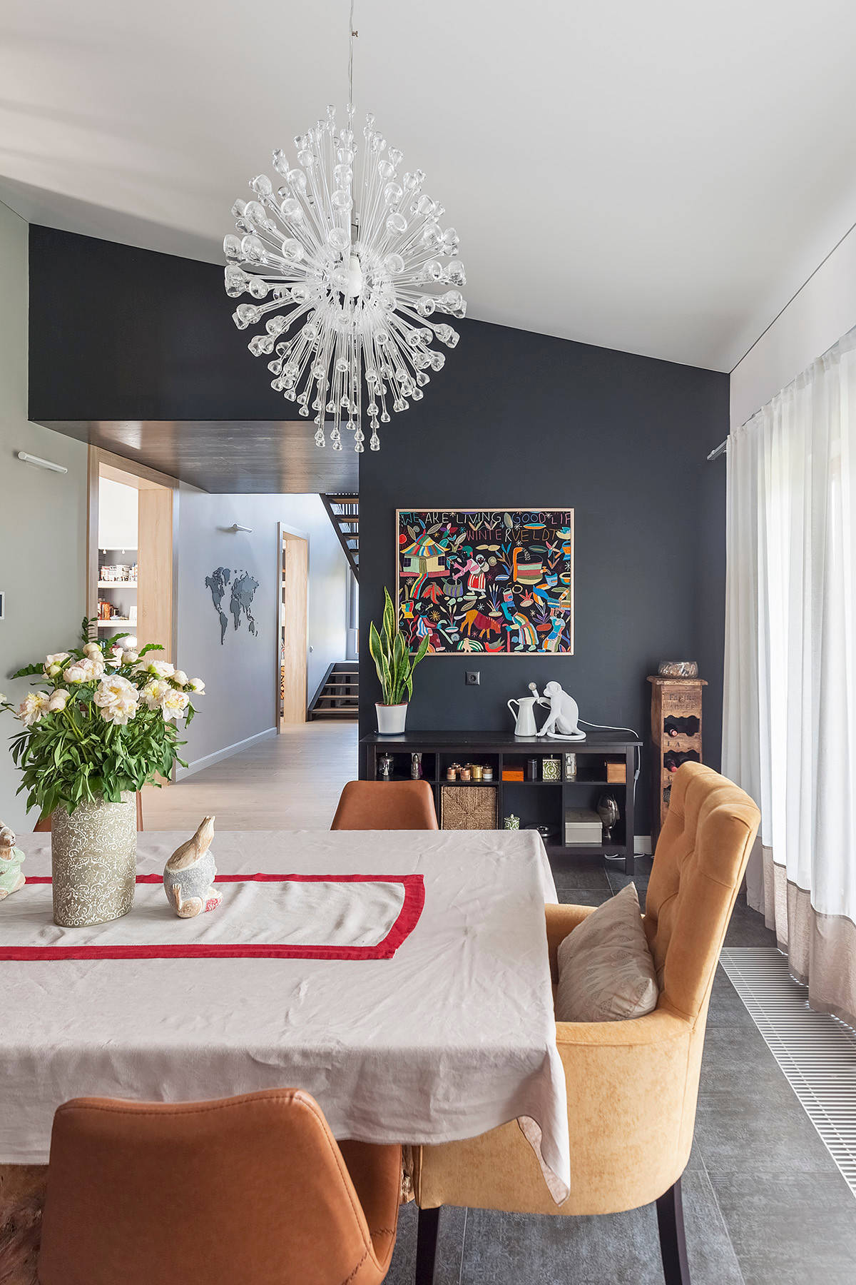 В гостях: Удивительный забор и черный-черный дом