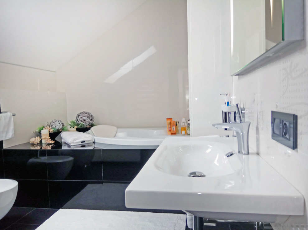 Красная кухня в пригородном поселке