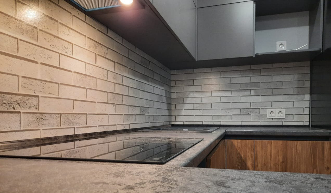 Угловая кухня с барной стойкой в коричневом и темно-сером цвете