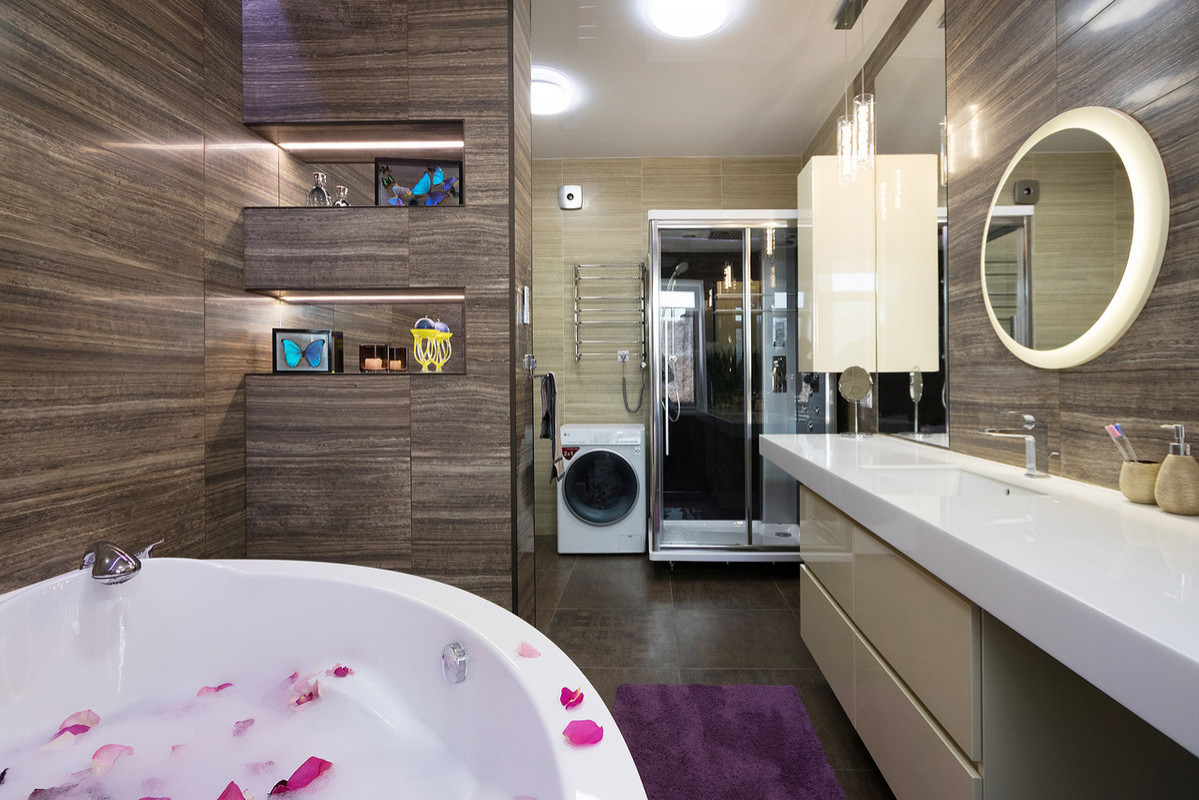 Яркий дом в пригороде