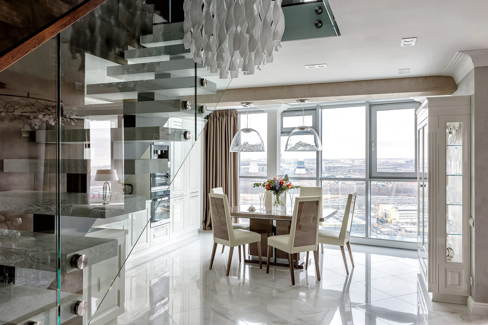 Интерьер двухуровневой квартиры с панорамными окнами, Санкт-Петербург