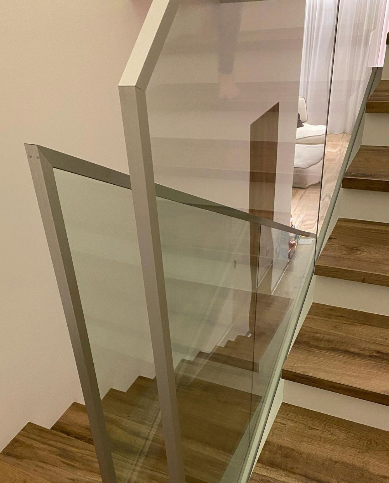 Стеклянные ограждения на лестнице