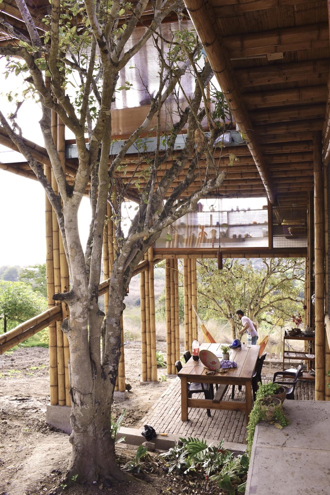 Архитектура: Домик с наклонным полом в Эквадоре