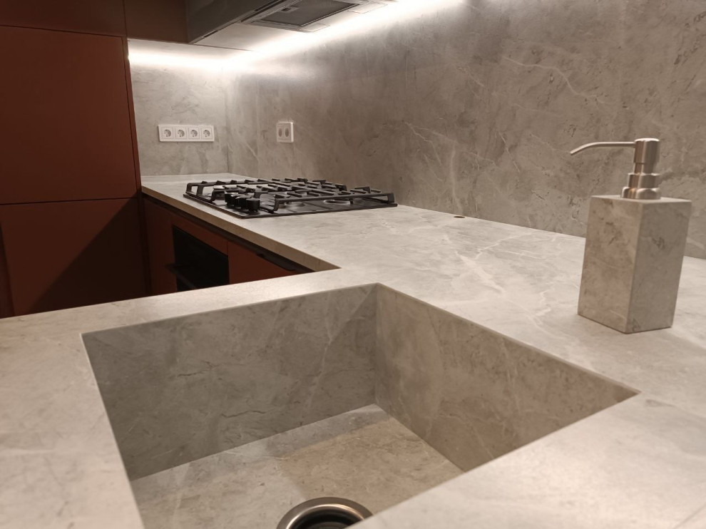 Кухня со столешницей из керамогранита и интегрированной мойкой