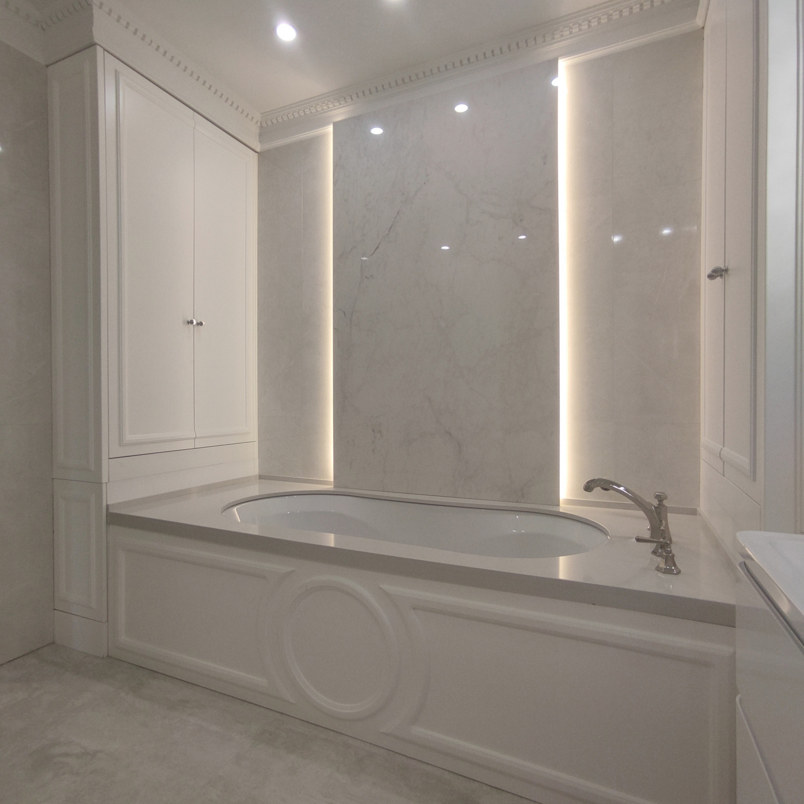 Двухуровневая светлая квартира в неоклассическом стиле