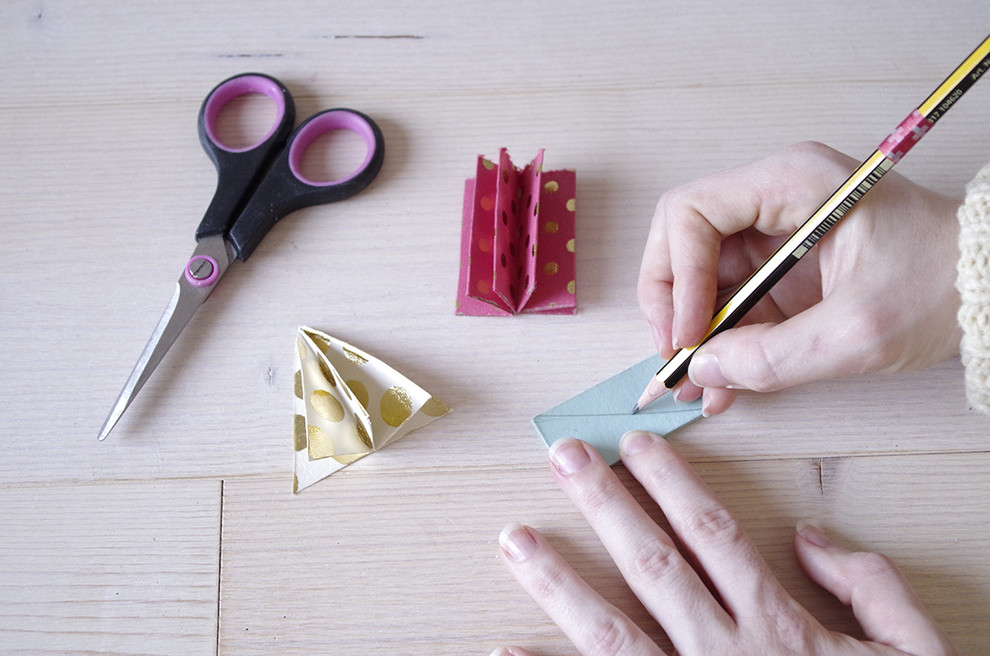 Фотоохота: Ёлки из бумаги, которые можно сделать за час