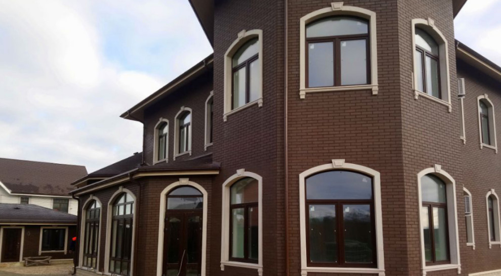 Облицовка окон и замковые камни из мрамора.