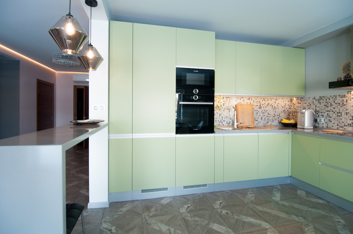 Обложка проекта: Большая кухня с барной стойкой