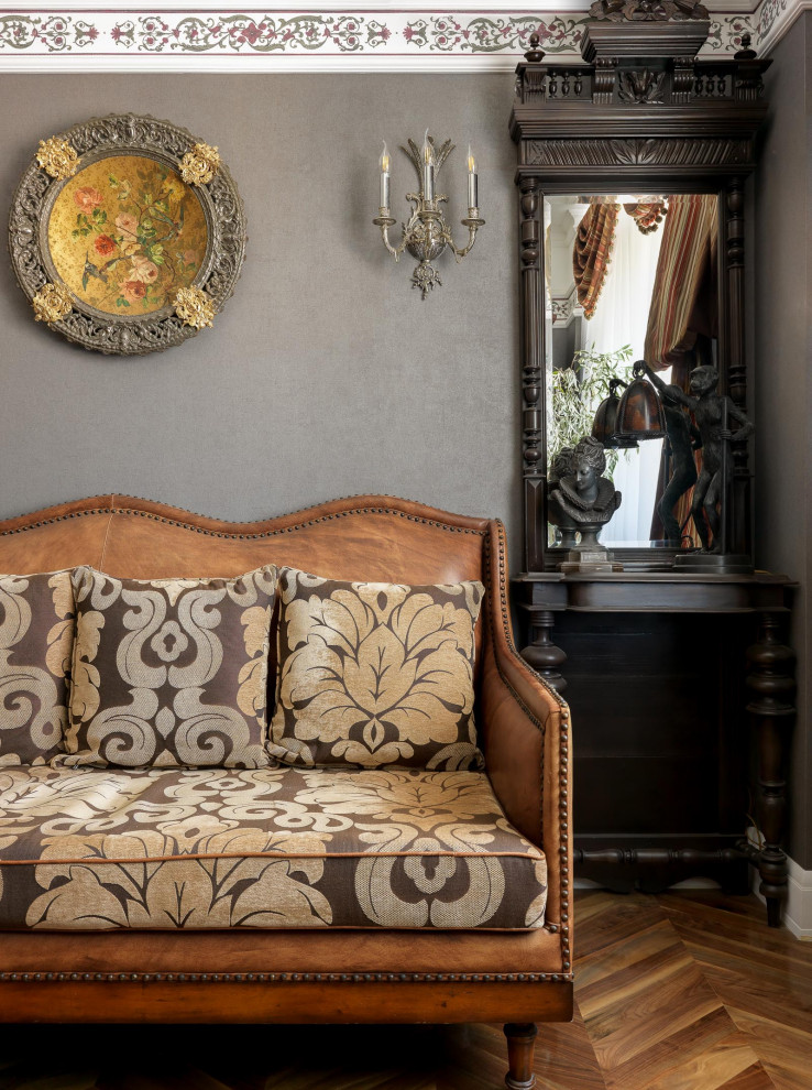 КВАРТИРА С АНТИКВАРНОЙ МЕБЕЛЬЮ (90 М.КВ) И ПРЕДМЕТАМИ ИСКУССТВА