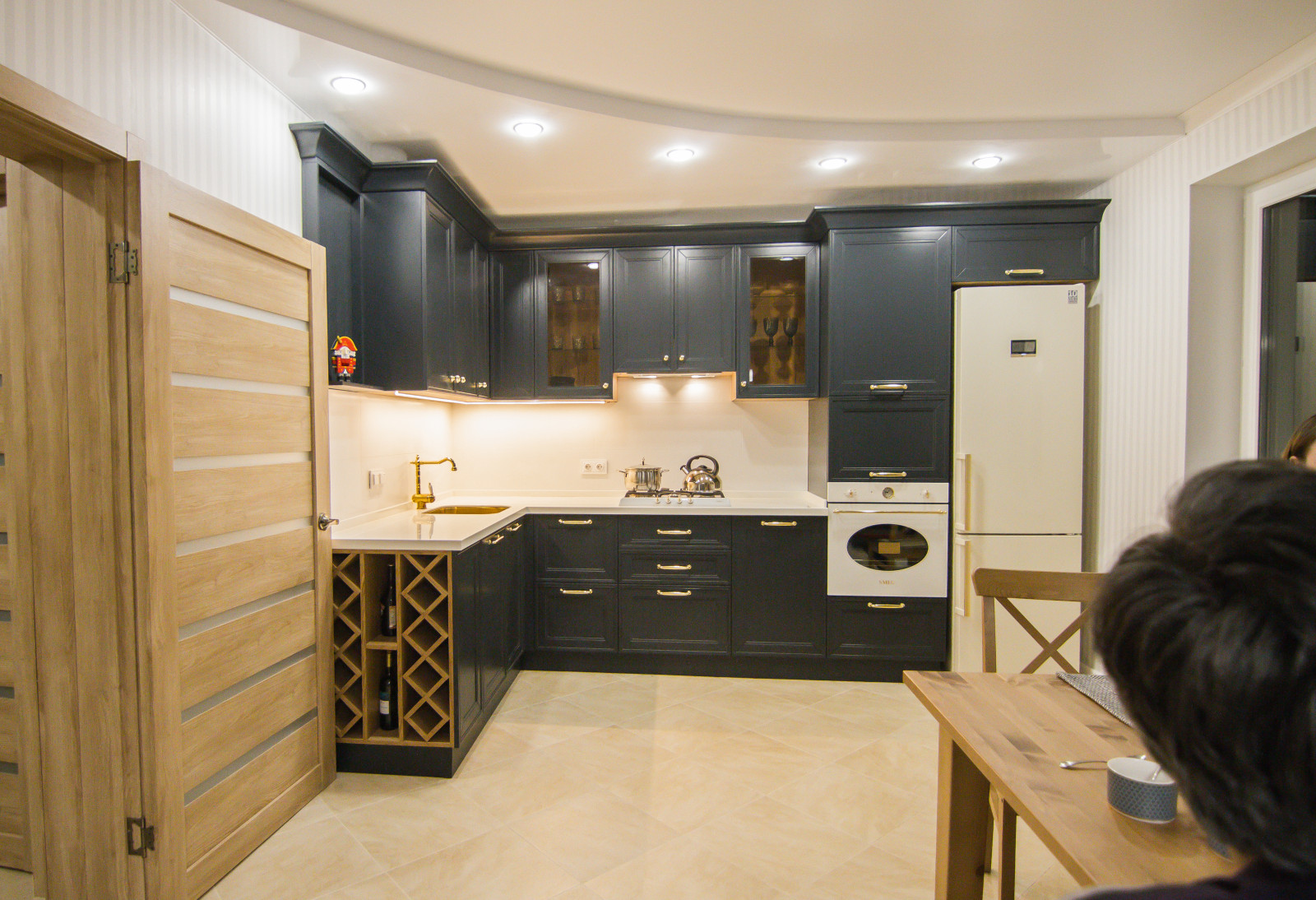 Черная кухня в стиле неоклассика