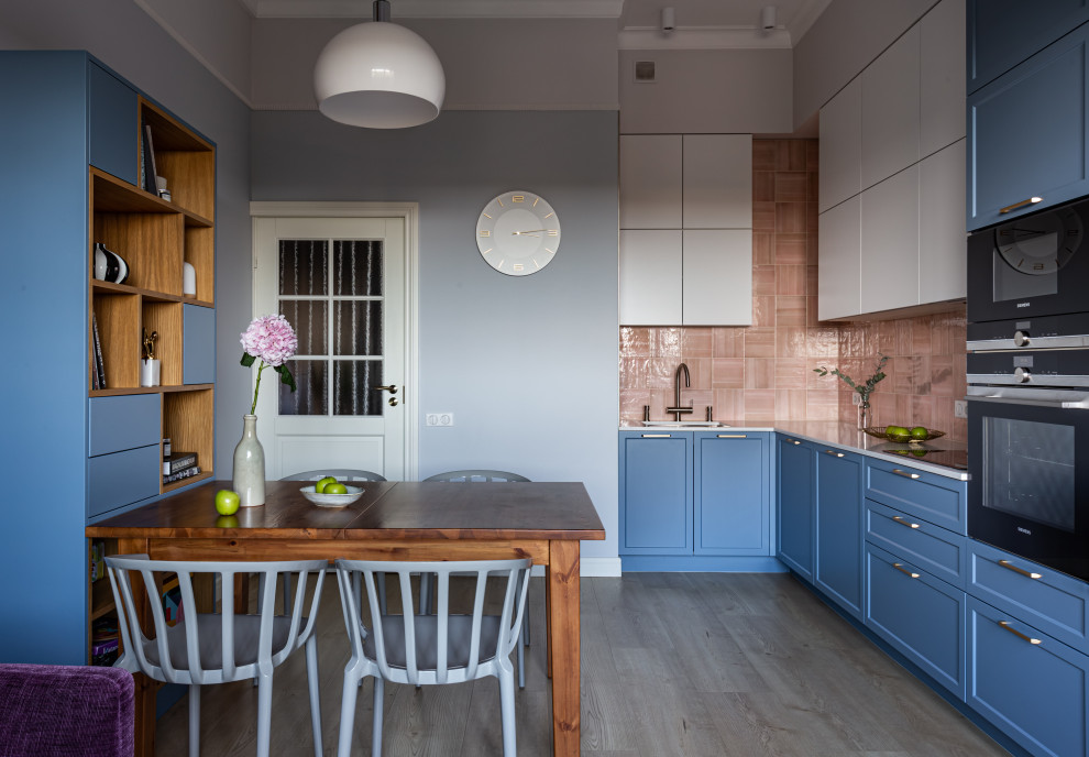 Кухня в Петергофе с высокими потолками