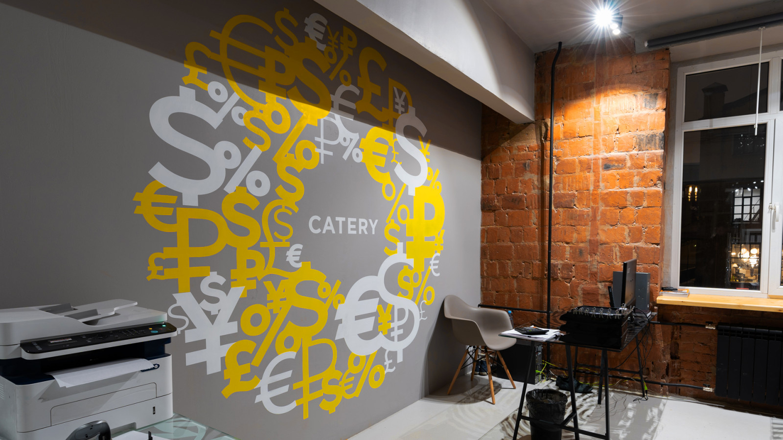 Настенная композиция из букв и символов