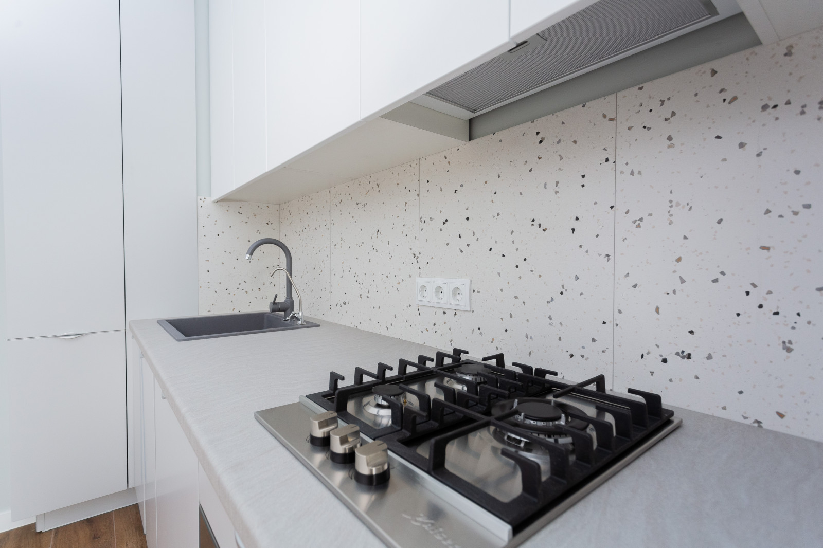 Матовая белая современная кухня