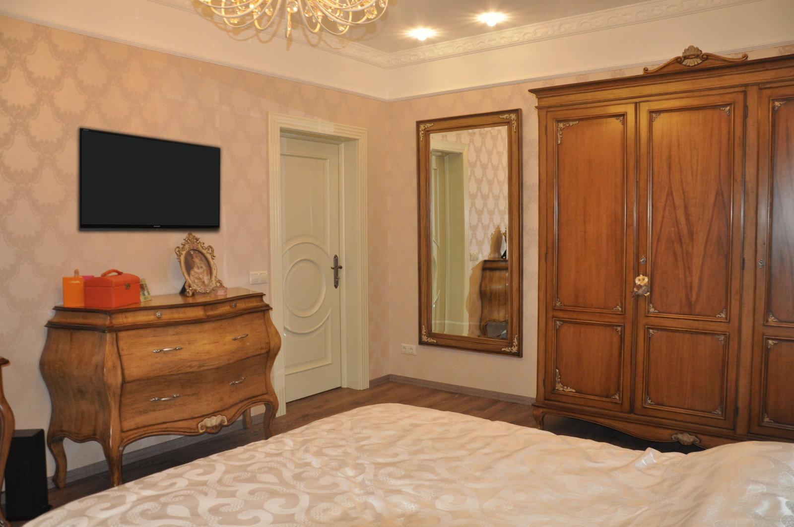 В ФИАЛКОВЫХ ТОНАХ