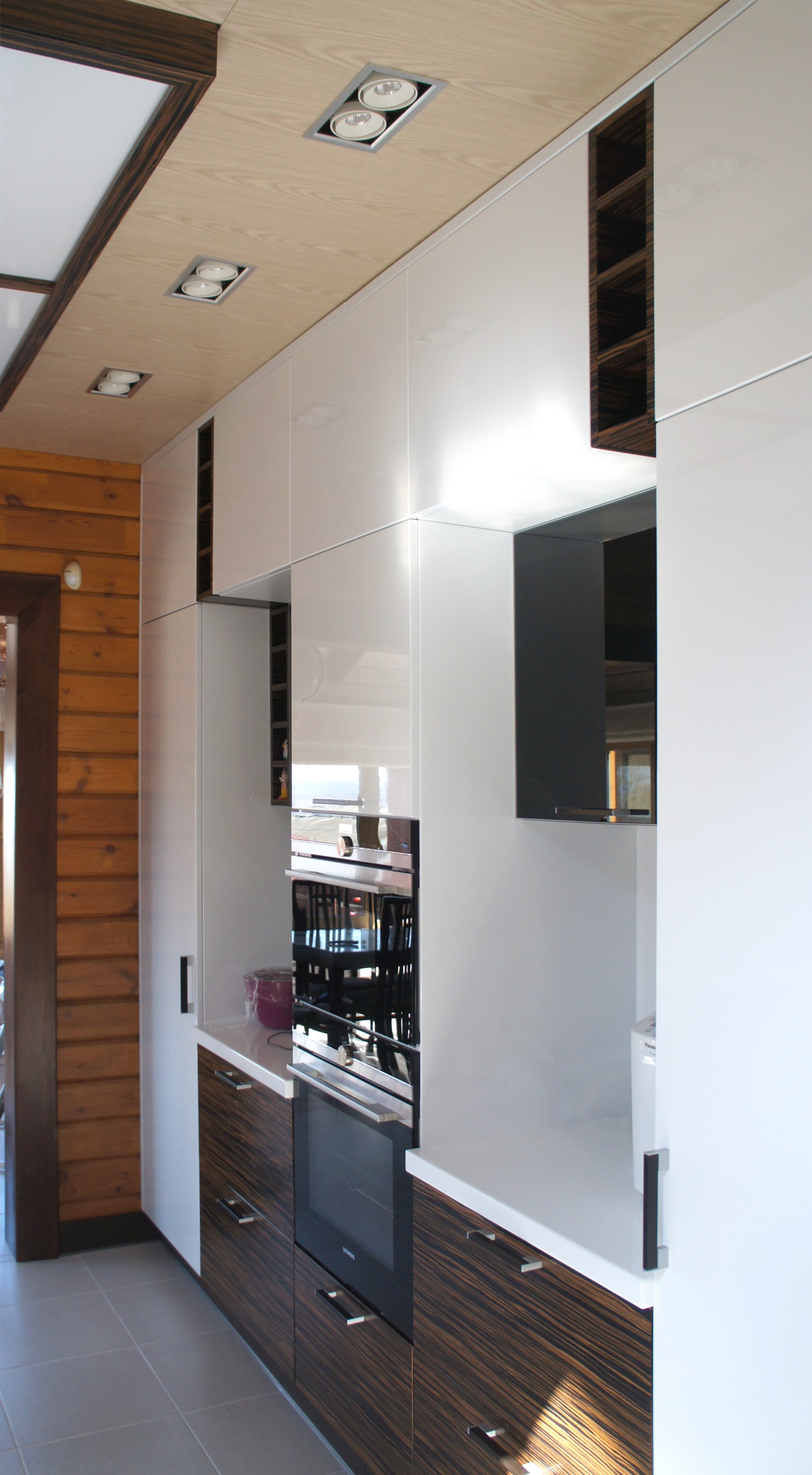 Дизайн кухни и гостиной в загородном доме из бруса.