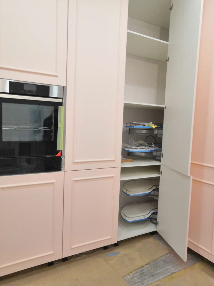 Кухня в розовом цвете.