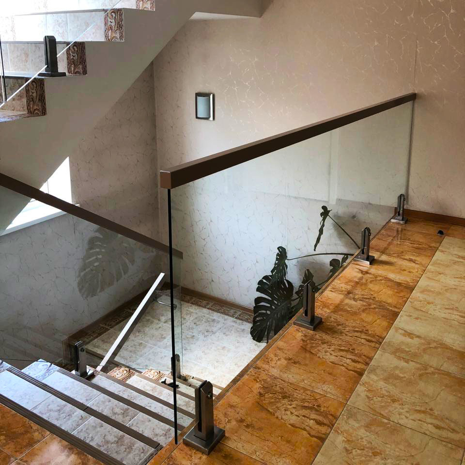 Стеклянные перила на стойках