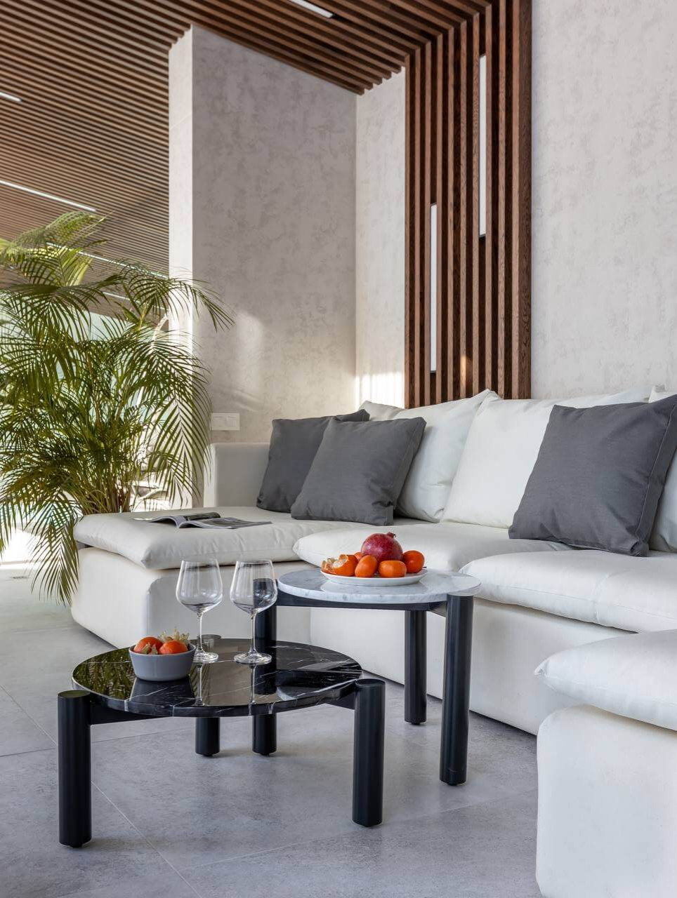 Матовая штукатурка в светлом оттенке в интерьере в частном доме