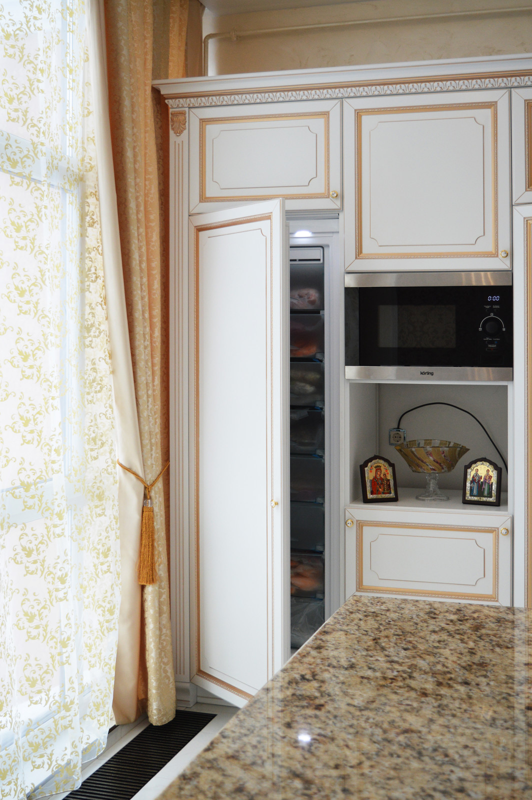 Роскошная классика. Большая кухня с функциональной рабочей зоной в центре.