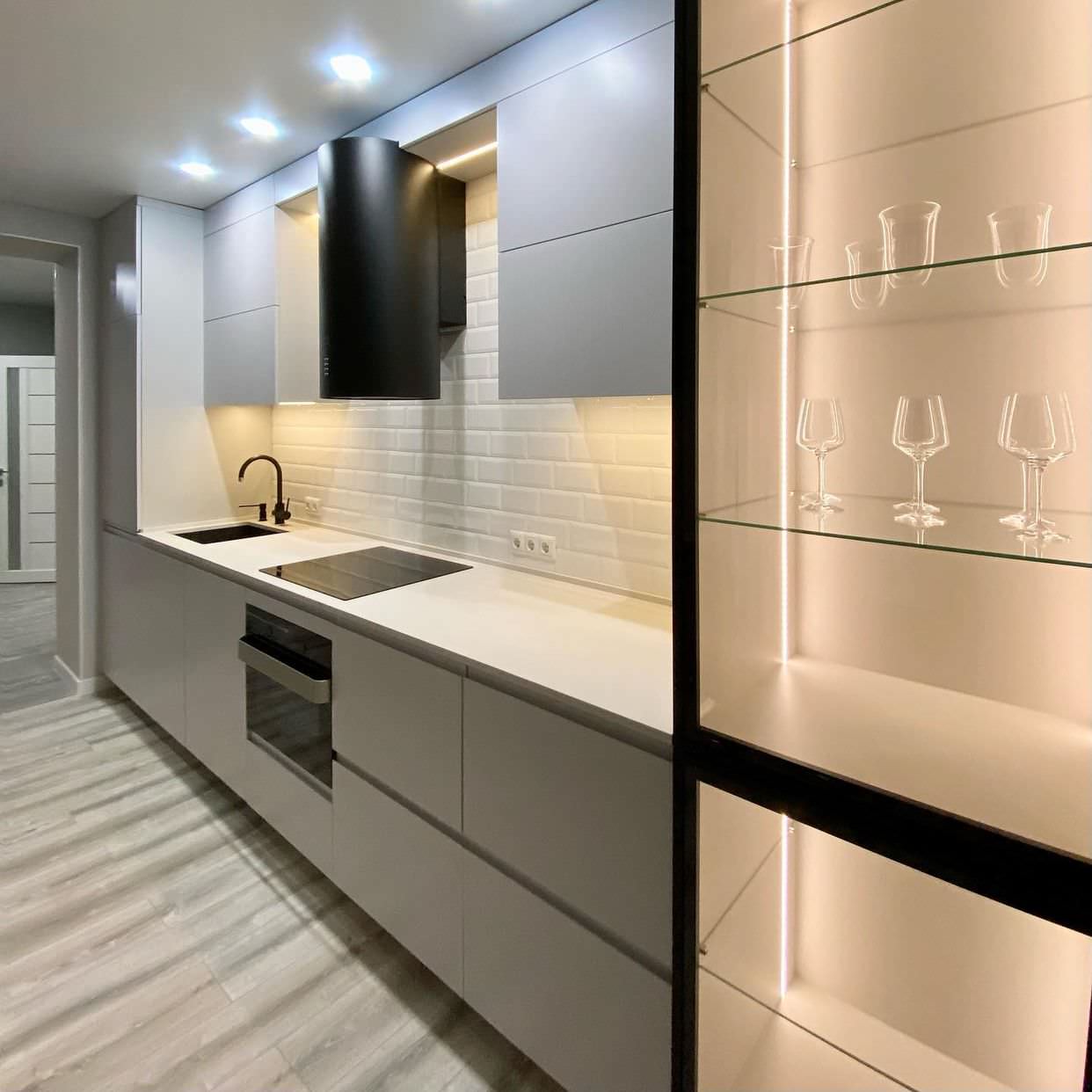 Стильная кухня с витриной