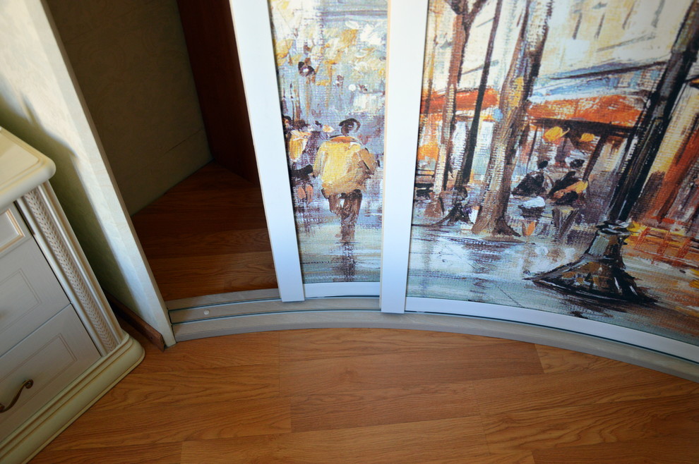 Радиусный шкаф с фреской.