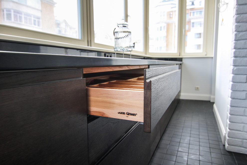 Нестандартная кухня в современном стиле из темного дуба