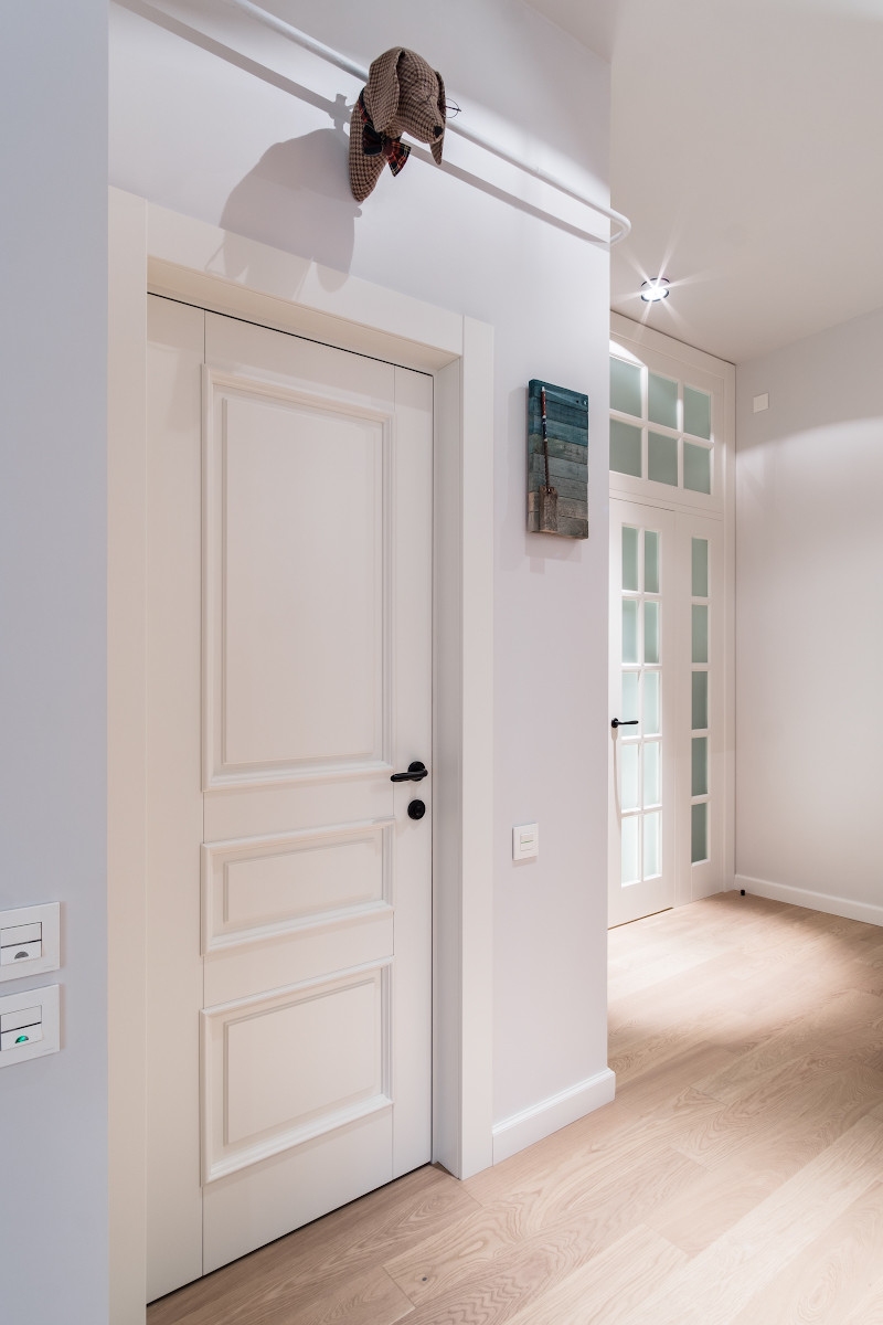 Квартира с разноцветными дверьми