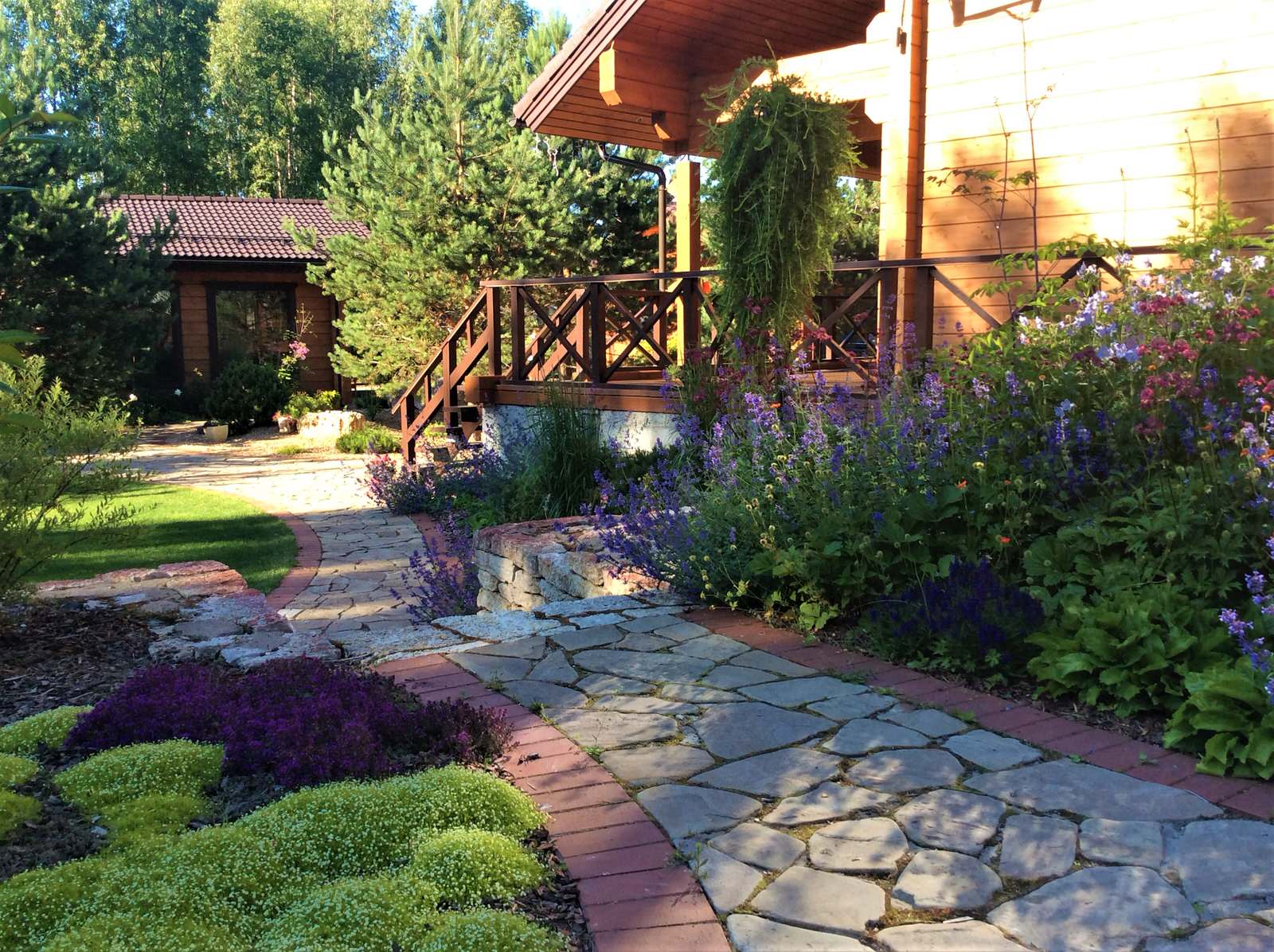 Вопрос: Чем заменить традиционный (партерный) газон