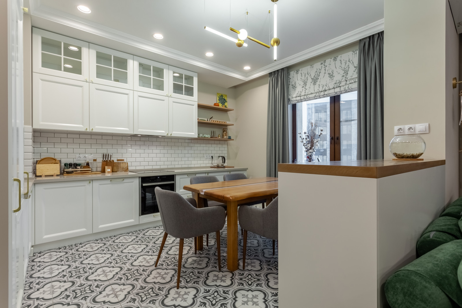 Вся кухня - это две отдельные части, соединенные столешницей