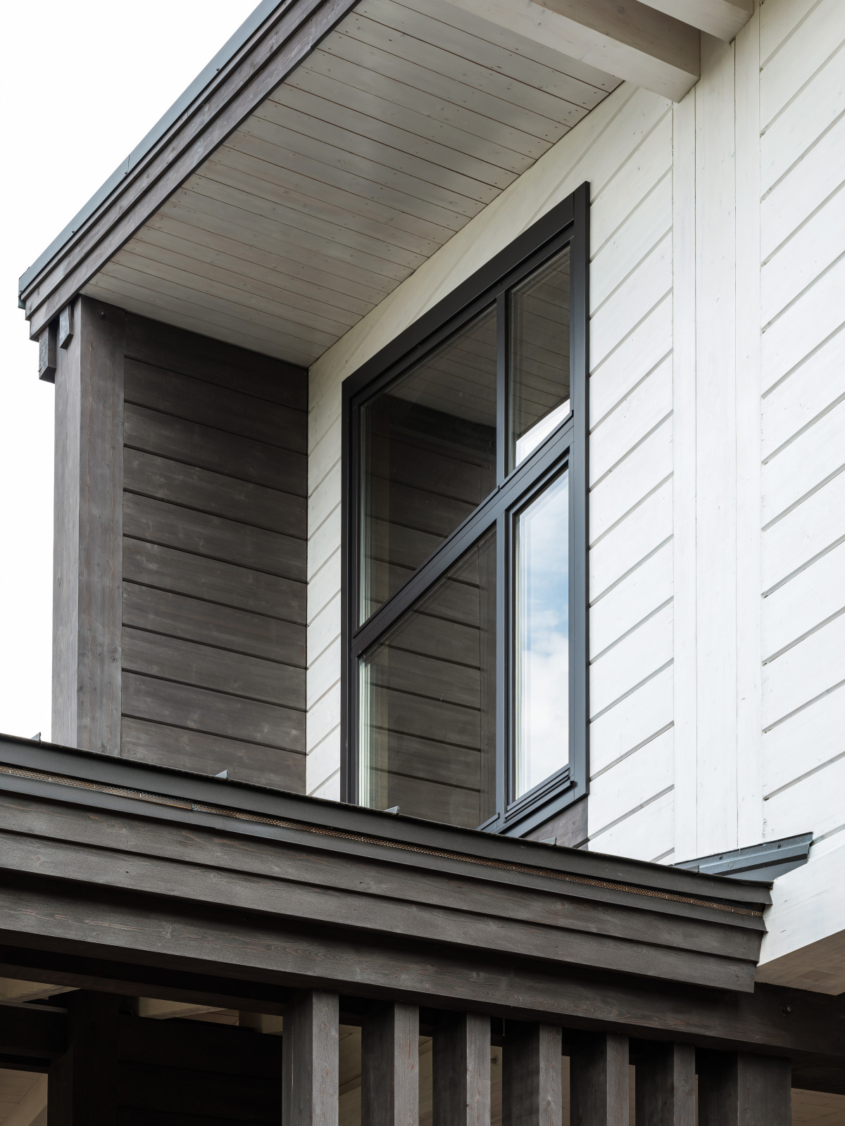 Трапецевидные окна, порталы и входные двери для современного дома