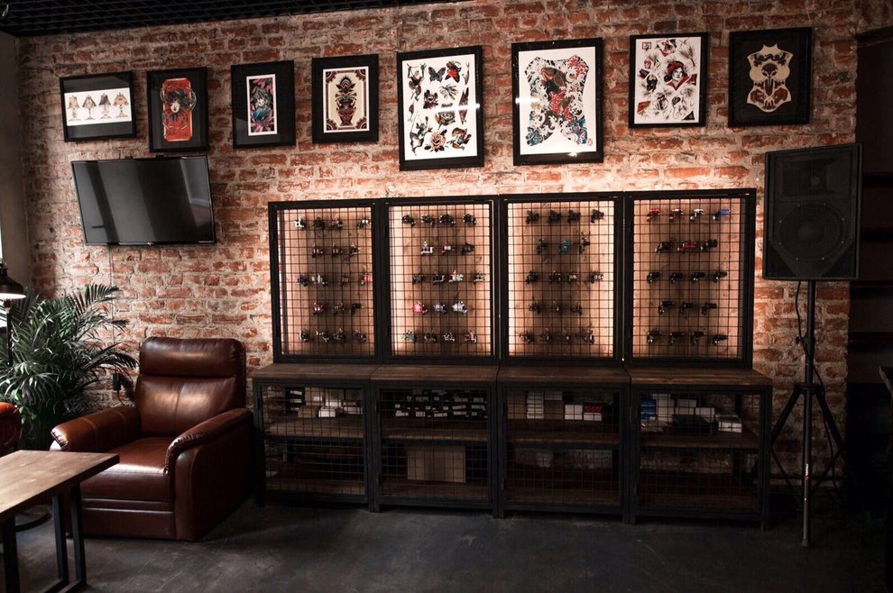 Изготовление мебели для магазина билдерского тату оборудования Тату Порт