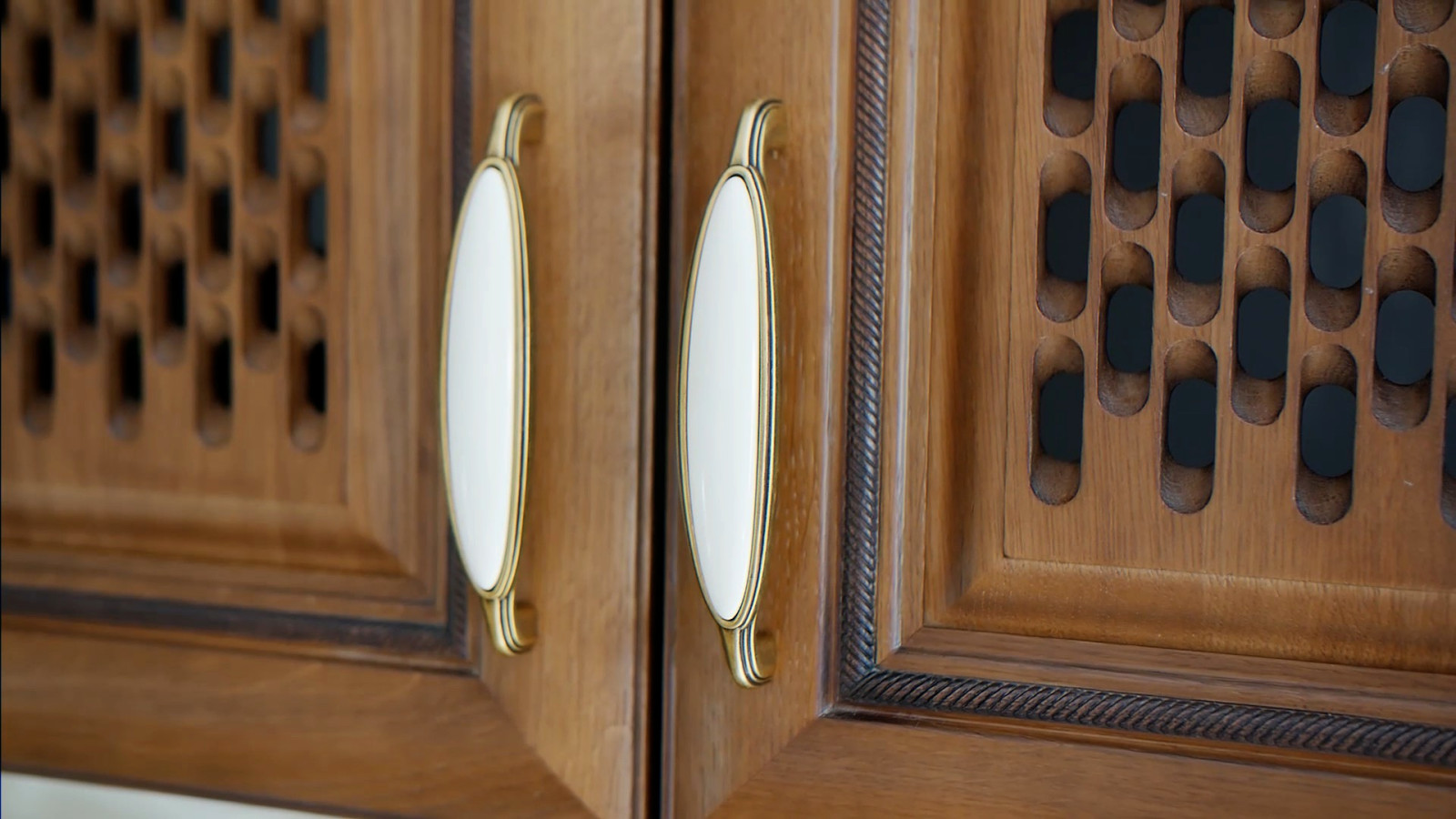 Обложка проекта: Кухня из массива дуба с каменной столешницей