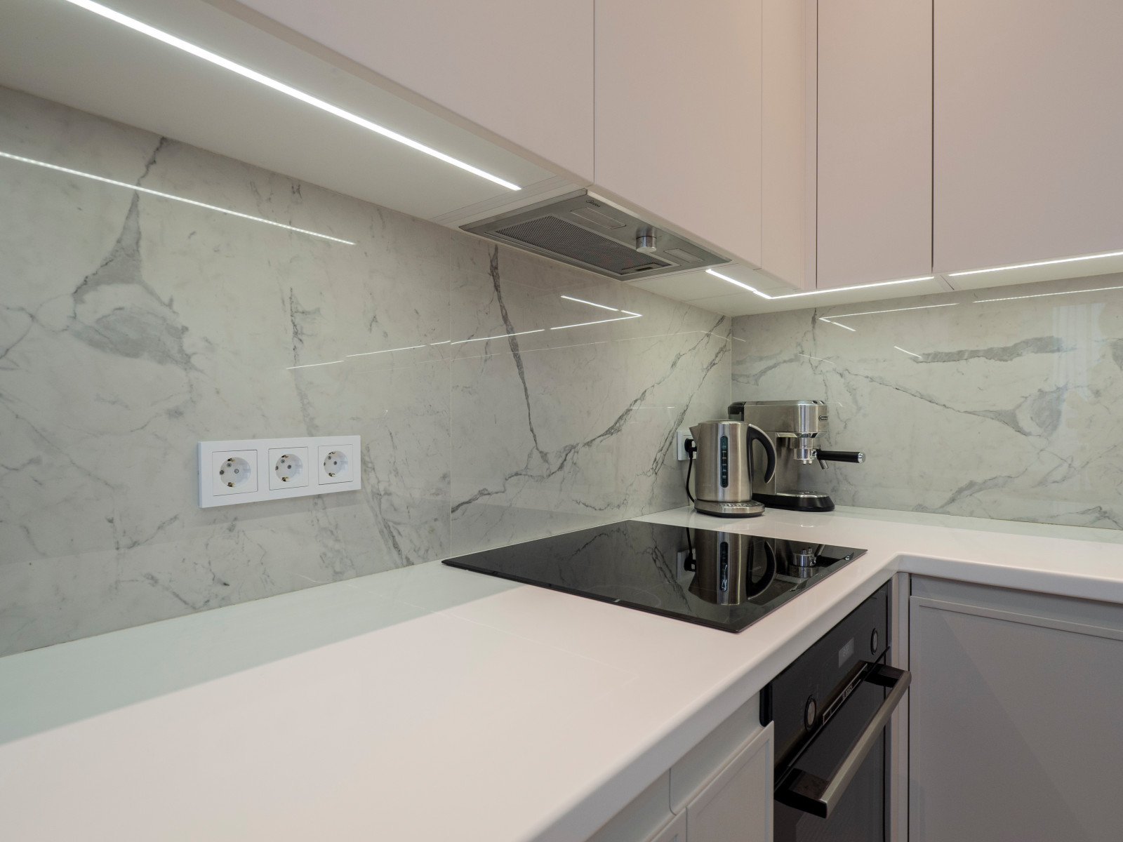 Белая кухня в стиле минимализм