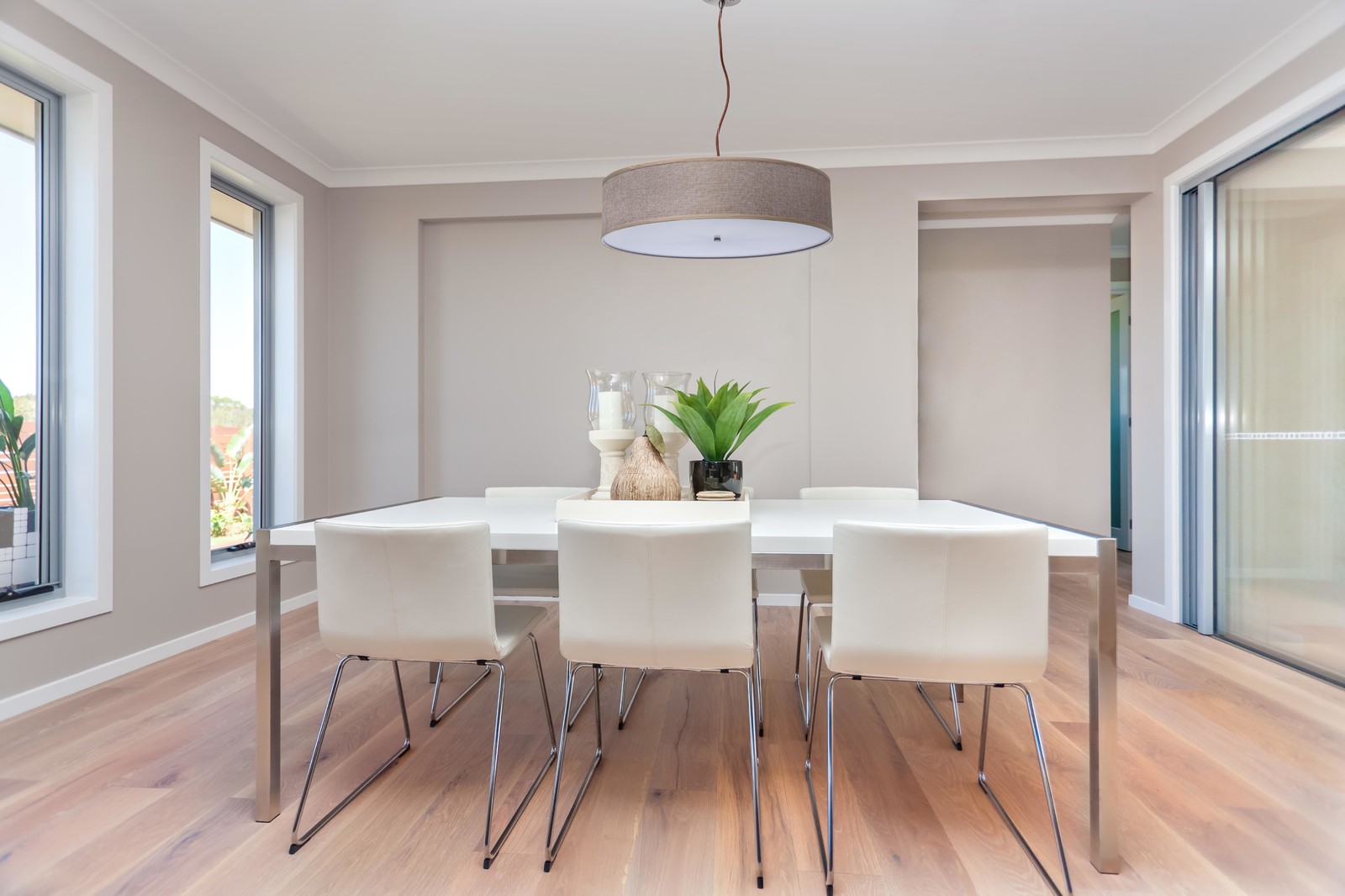 Минималистичная столовая в скандинавском стиле