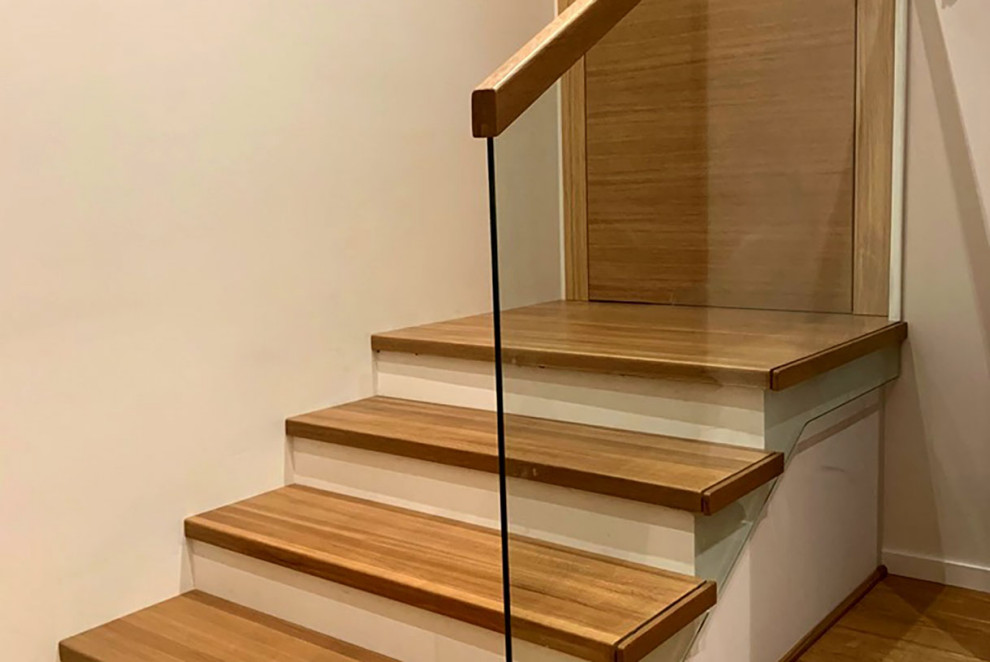 Облицовка деревом и стеклянные перила