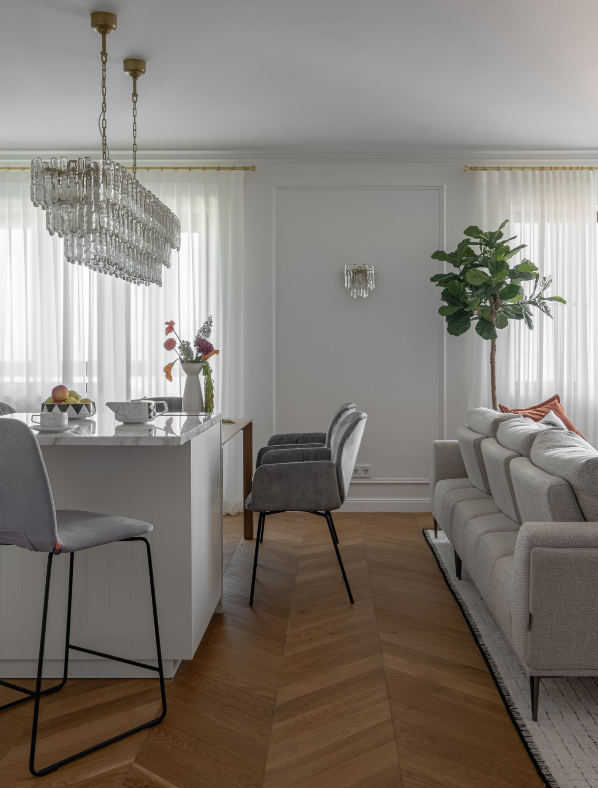 Зона обеденного стола для приема гостей