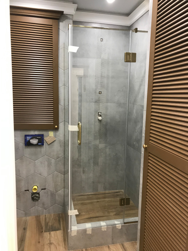 Душевые и зеркала в золотой фурнитуре