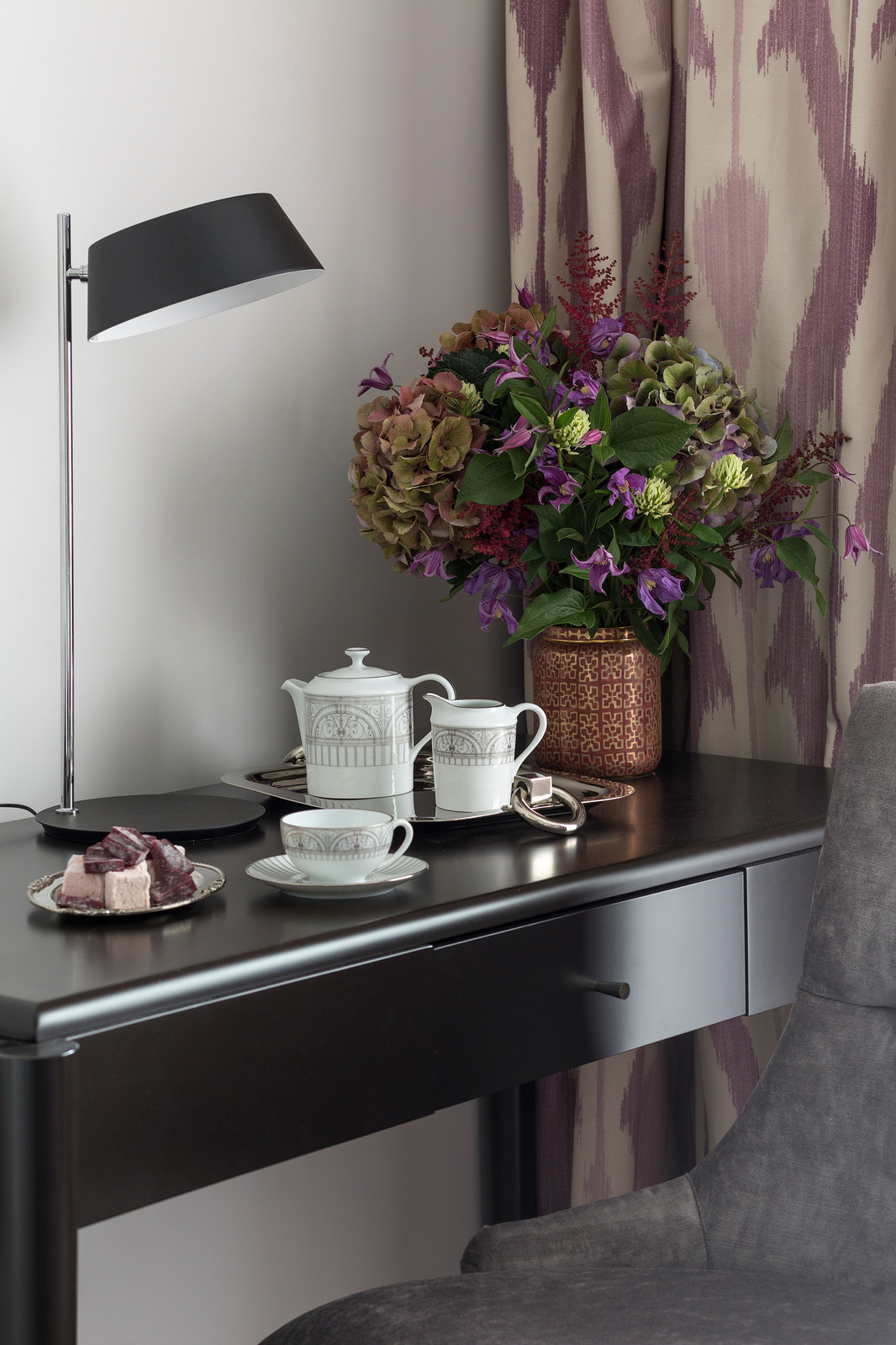 Современная классика в лиловой дымке