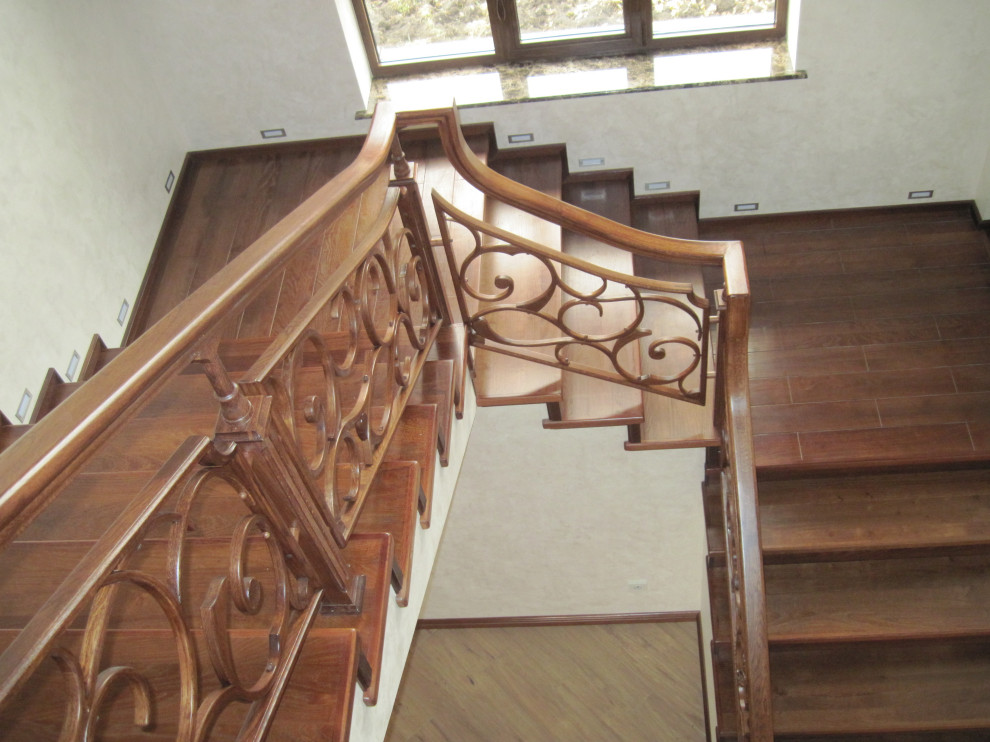 Обложка проекта: деревянная лестница на бетоне.