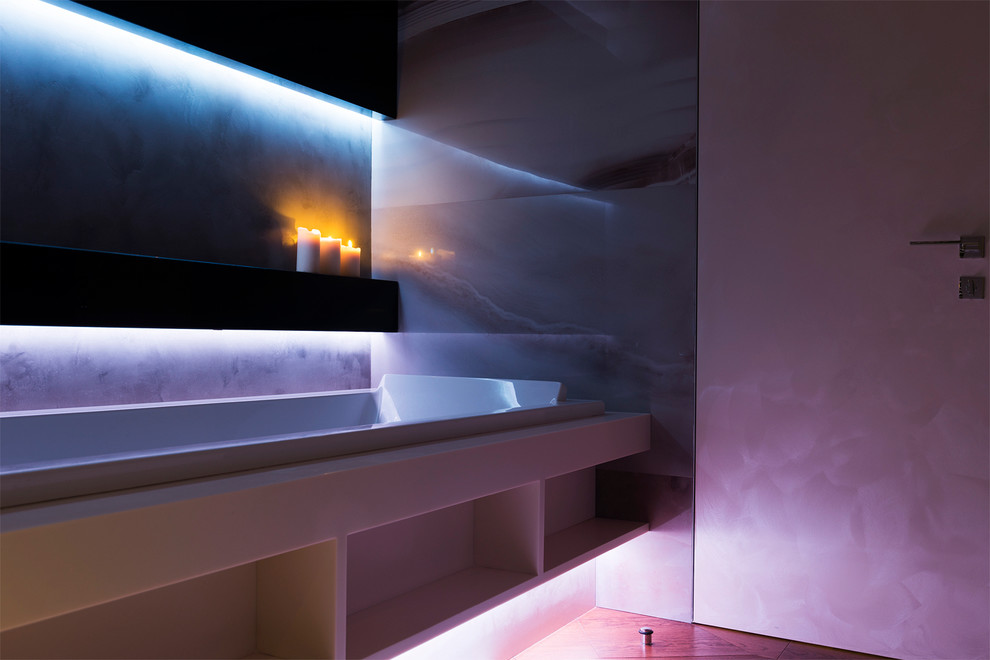 Ванная из оникса, снятая тремя разными сценариями освещения. ЖК "Алые Паруса".