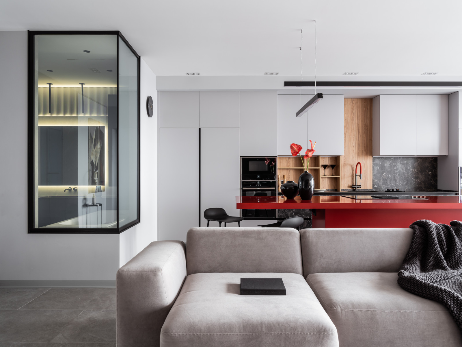 Фото реализованного проекта в современном стиле с яркими акцентами