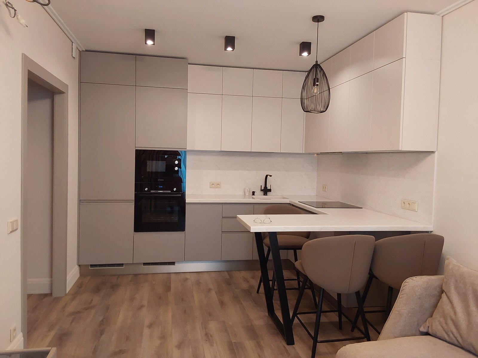 Кухня с интегрированными ручками