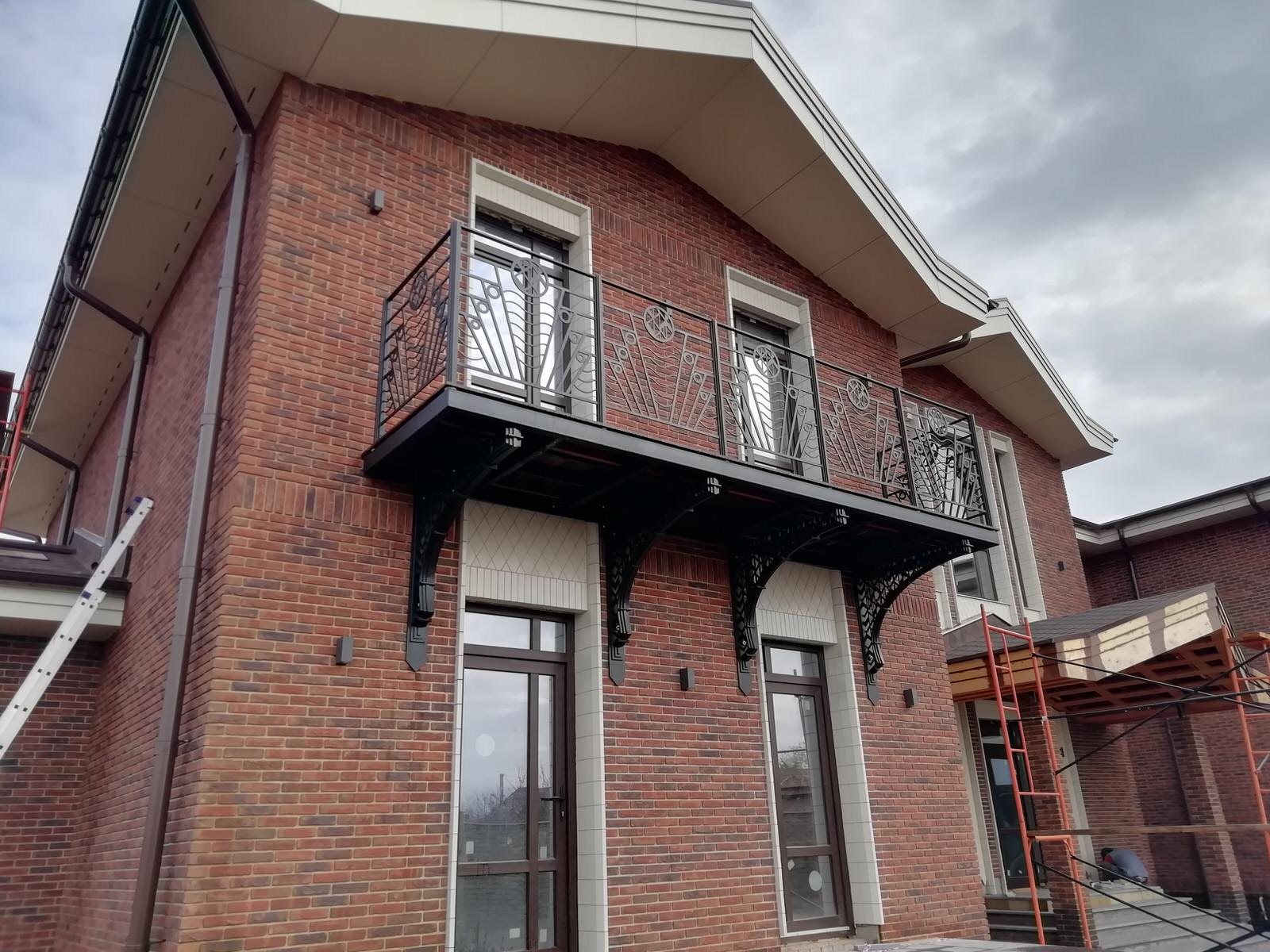 Обложка проекта: балкон на кронштейнах с ограждением