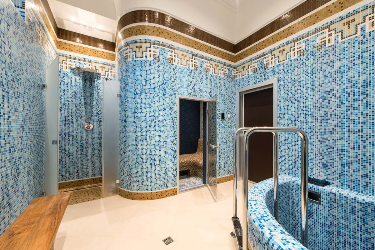 Частный бассейн в загородном доме