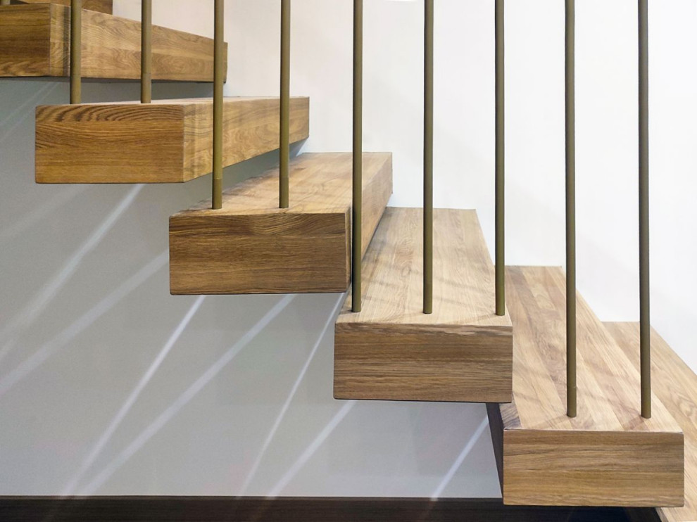 Дубовые ступени с лаком без тонировки