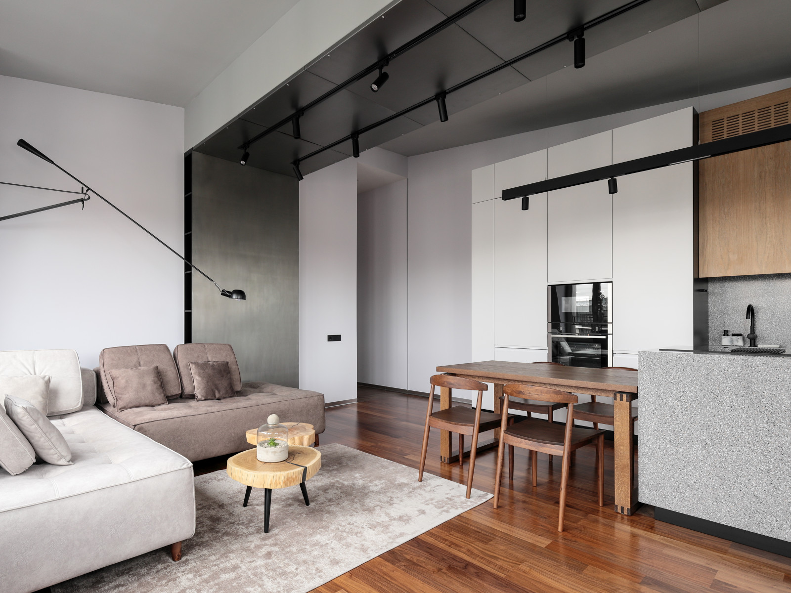 Модная квартира с балками на потолке