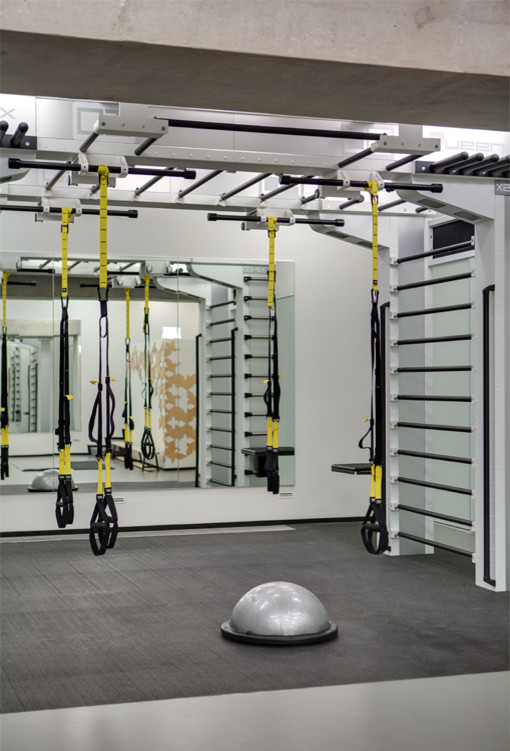 Зал для занятий йогой и TRX