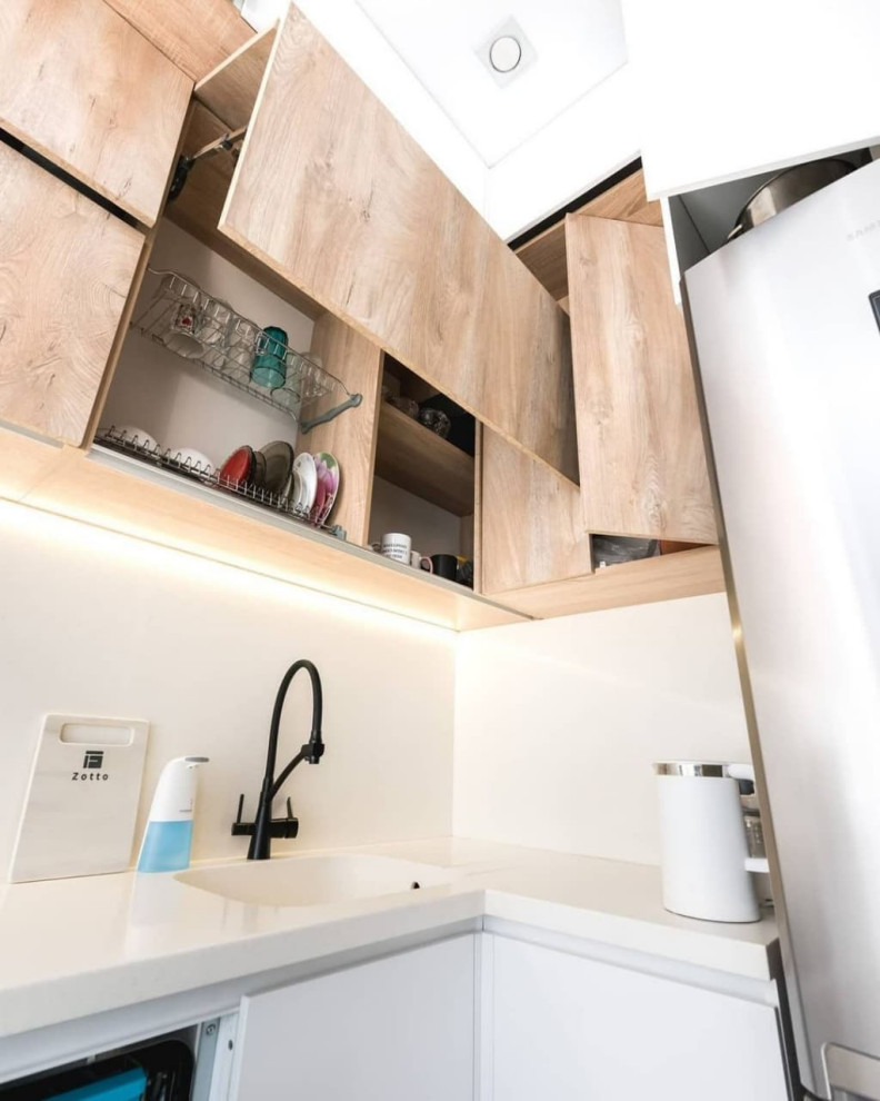 Белая угловая кухня со стеклянной витриной и бутылочницей