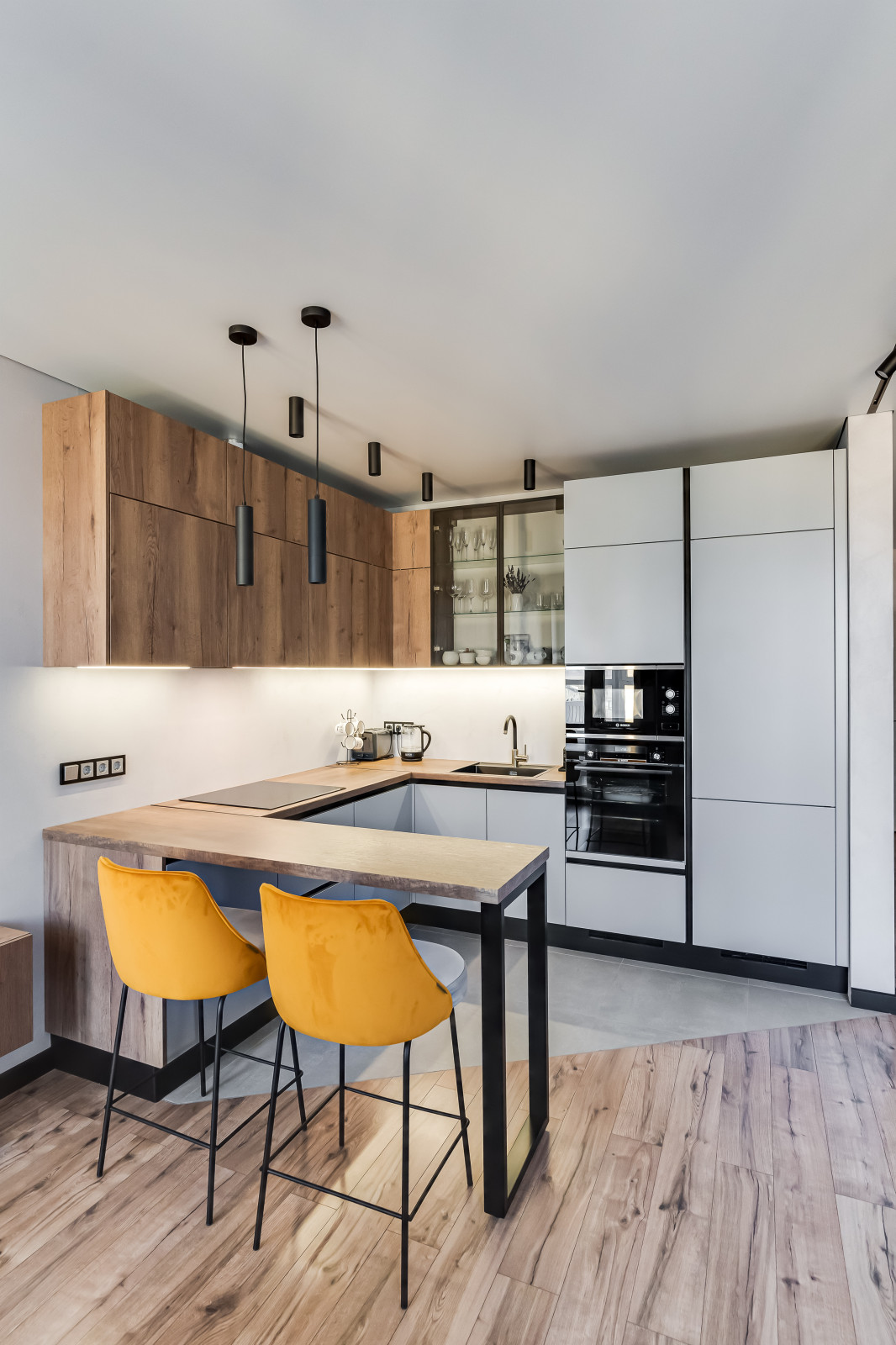 Угловая кухня совмещенная с гостиной